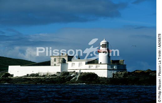 Le phare de Valencia Island. - © Philip Plisson / Plisson La Trinité / AA06878 - Nos reportages photos - Activité maritime