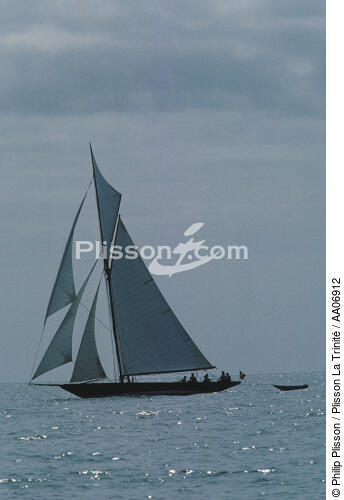 Pen-Duick en contre-jour. - © Philip Plisson / Plisson La Trinité / AA06912 - Nos reportages photos - Contre-jour