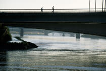 Passants traversant la Loire. © Philip Plisson / Plisson La Trinité / AA06938 - Photo Galleries - Bridge