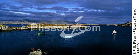 l'East Loch Tabert, entre l'île de Lewis et l'île d'Harris. - © Philip Plisson / Plisson La Trinité / AA06958 - Nos reportages photos - Canot de pêche