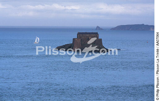 Le Petit Bé devant les remparts de Saint-Malo. - © Philip Plisson / Plisson La Trinité / AA07064 - Nos reportages photos - Fort