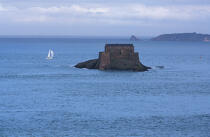 Le Petit Bé devant les remparts de Saint-Malo. © Philip Plisson / Plisson La Trinité / AA07064 - Nos reportages photos - Fort