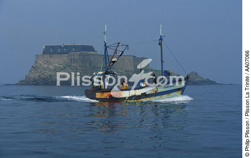 Retour de pêche. - © Philip Plisson / Plisson La Trinité / AA07066 - Nos reportages photos - Fort
