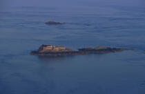 La petite île d'Harbour devant Dinard. © Philip Plisson / Plisson La Trinité / AA07067 - Nos reportages photos - Fort