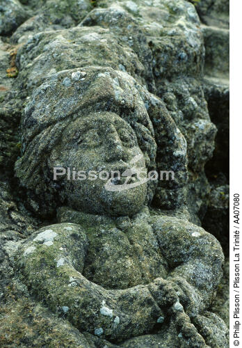 Personnage sculpté dans la roche. - © Philip Plisson / Plisson La Trinité / AA07080 - Nos reportages photos - Ville [35]