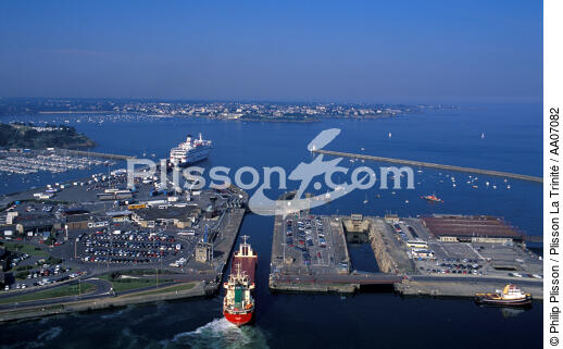 Le port de commerce de Saint-Malo. - © Philip Plisson / Plisson La Trinité / AA07082 - Nos reportages photos - Ville [35]