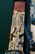 Chargement de bois dans le port de Saint-Malo. © Philip Plisson / Plisson La Trinité / AA07083 - Nos reportages photos - Site [35]