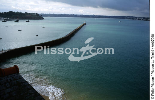 Pleine mer sur Saint-Malo. - © Philip Plisson / Plisson La Trinité / AA07090 - Nos reportages photos - Phare [35]