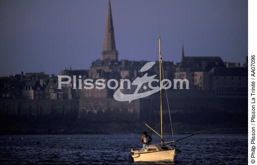 Petite pêche devant Saint-Malo. - © Philip Plisson / Plisson La Trinité / AA07096 - Photo Galleries - Town [35]