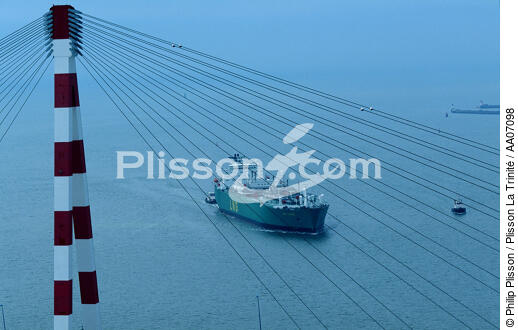 Transport maritime en Loire. - © Philip Plisson / Plisson La Trinité / AA07098 - Nos reportages photos - Saint-Nazaire [Pont de]