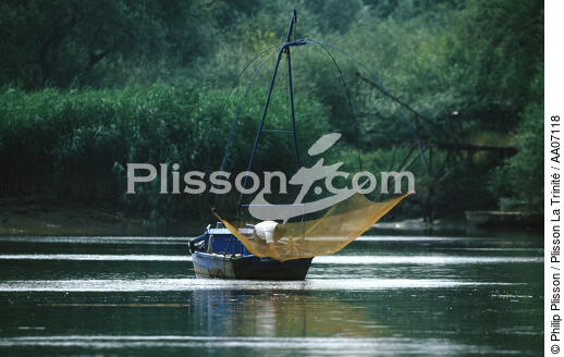 Pêche au carrelet. - © Philip Plisson / Plisson La Trinité / AA07118 - Photo Galleries - Fishing boat