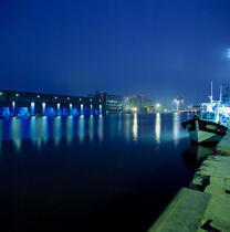 Eclairage artistique dans le port de St Nazaire. © Philip Plisson / Plisson La Trinité / AA07127 - Photo Galleries - Night