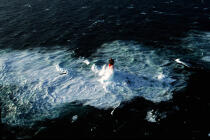 Les Pierres Noires en Mer d'Iroise. © Philip Plisson / Plisson La Trinité / AA07139 - Nos reportages photos - Activité maritime