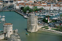 Les 2 tours du port de La Rochelle. © Philip Plisson / Plisson La Trinité / AA07140 - Nos reportages photos - Ville [17]