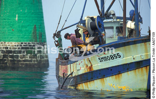 Petite pêche devant Saint-Malo. - © Philip Plisson / Plisson La Trinité / AA07159 - Photo Galleries - Lobster pot fishing boat