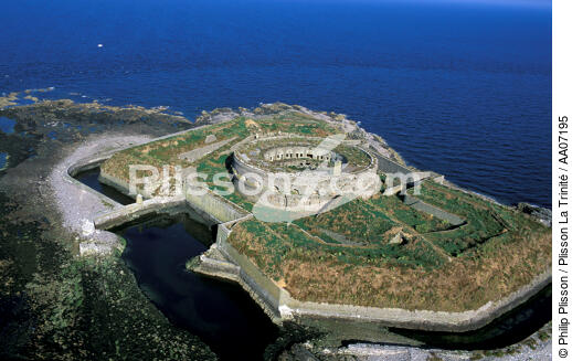 Le fort de l'île Saint-Marcouf. - © Philip Plisson / Plisson La Trinité / AA07195 - Photo Galleries - Fort