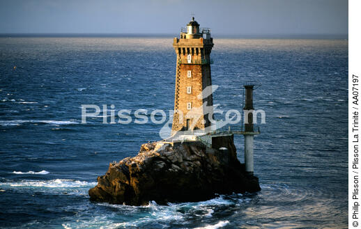 Le phare de la Vieille dans le Raz de Sein. - © Philip Plisson / Plisson La Trinité / AA07197 - Photo Galleries - Philip Plisson