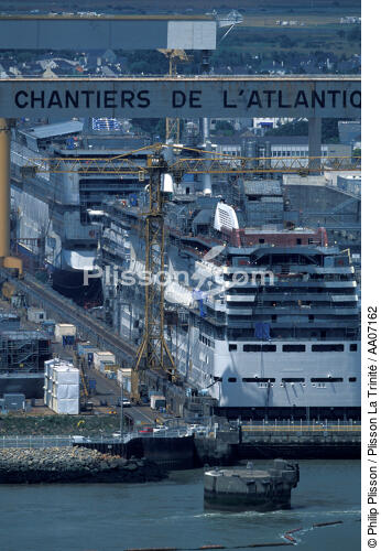 Les Chantiers de l'Atlantique à St Nazaire. - © Philip Plisson / Plisson La Trinité / AA07162 - Nos reportages photos - Cale de radoub