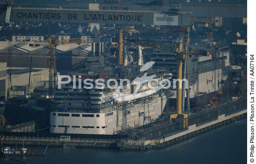 Paquebots en construction - © Philip Plisson / Plisson La Trinité / AA07164 - Nos reportages photos - Réparation navale