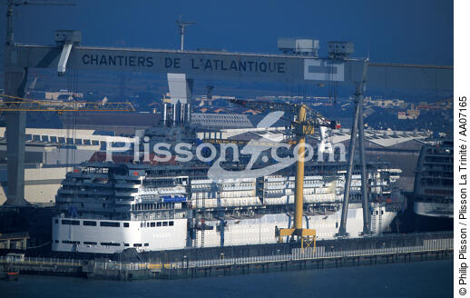 Paquebot en construction. - © Philip Plisson / Plisson La Trinité / AA07165 - Nos reportages photos - Réparation navale