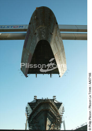 The bow of the Queen Mary II. - © Philip Plisson / Plisson La Trinité / AA07166 - Photo Galleries - Saint-Nazaire