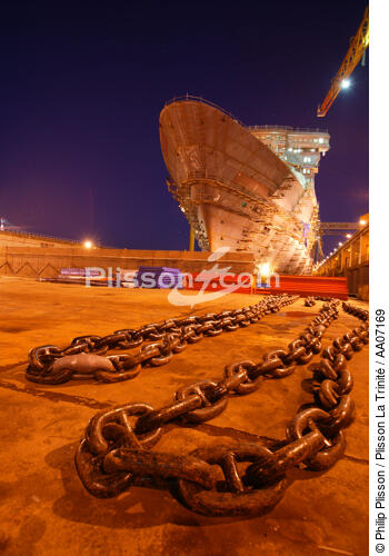 Les Chantiers de l'Atlantique au petit matin. - © Philip Plisson / Plisson La Trinité / AA07169 - Nos reportages photos - Réparation navale