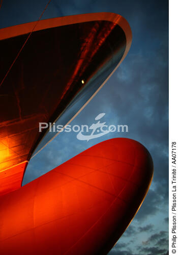 Le bulbe et l'étrave du Queen Mary II. - © Philip Plisson / Plisson La Trinité / AA07178 - Photo Galleries - Atlantic Shipyards [The]
