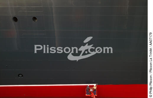 Peinture de la ligne de flotaison du Queen Mary II. - © Philip Plisson / Plisson La Trinité / AA07179 - Photo Galleries - Saint-Nazaire