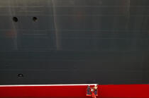 Peinture de la ligne de flotaison du Queen Mary II. © Philip Plisson / Plisson La Trinité / AA07179 - Nos reportages photos - Philip Plisson