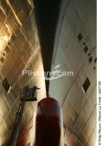 L'étrave du Queen Mary II - © Philip Plisson / Plisson La Trinité / AA07180 - Nos reportages photos - Saint-Nazaire