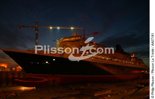 Le Queen Mary II aux chantiers de St Nazaire - © Philip Plisson / Plisson La Trinité / AA07181 - Nos reportages photos - Queen Mary II [le]