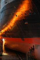 Last welding for the Queen Mary II. © Philip Plisson / Plisson La Trinité / AA07182 - Photo Galleries - Queen Mary II [The]