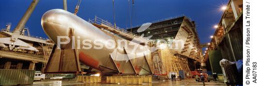 The placement of the bulb of the Queen Mary II. - © Philip Plisson / Plisson La Trinité / AA07183 - Photo Galleries - Naval repairs