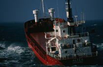 Cargo dans du gros temps. © Philip Plisson / Plisson La Trinité / AA07212 - Nos reportages photos - Mer agitée