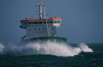 Vraquier dans une mer agitée. © Philip Plisson / Plisson La Trinité / AA07214 - Nos reportages photos - Philip Plisson