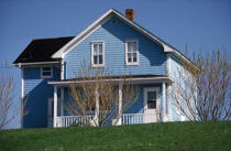 C'est une maison bleue... © Philip Plisson / Plisson La Trinité / AA07242 - Nos reportages photos - Ile [Québec]
