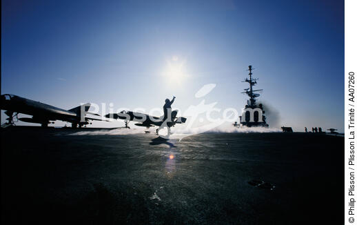 Manoeuvre sur le pont du Clémenceau. - © Philip Plisson / Plisson La Trinité / AA07260 - Photo Galleries - The Navy