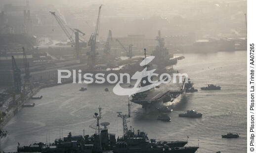 Le Clémenceau au petit matin dans le port de Brest. - © Philip Plisson / Plisson La Trinité / AA07265 - Nos reportages photos - Marine nationale