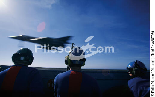 Décollage sur le porte-avion Clémenceau. - © Philip Plisson / Plisson La Trinité / AA07269 - Photo Galleries - The Navy