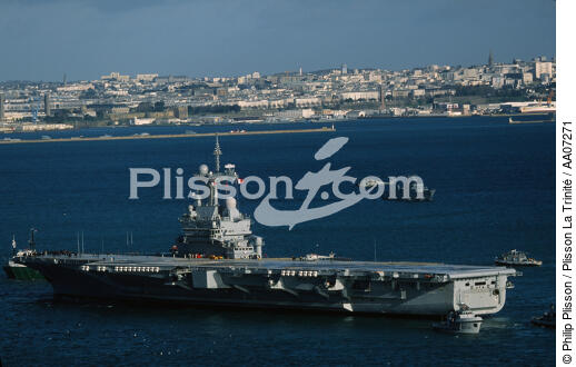 Le Clémenceau devant Brest. - © Philip Plisson / Plisson La Trinité / AA07271 - Nos reportages photos - Marine nationale
