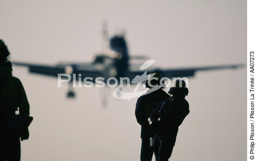 Manoeuvre sur le Clémenceau. - © Philip Plisson / Plisson La Trinité / AA07273 - Nos reportages photos - Transport aérien
