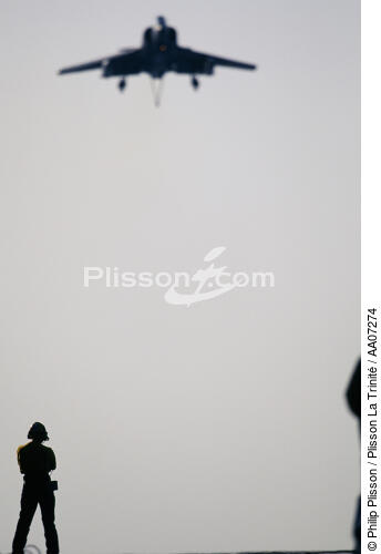 Chein jaune prêt pour l'aterrissage. - © Philip Plisson / Plisson La Trinité / AA07274 - Photo Galleries - Air transport