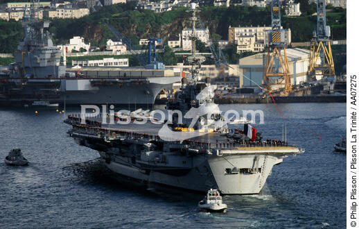 Le Clémenceau dans le port de Brest. - © Philip Plisson / Plisson La Trinité / AA07275 - Nos reportages photos - Marine nationale