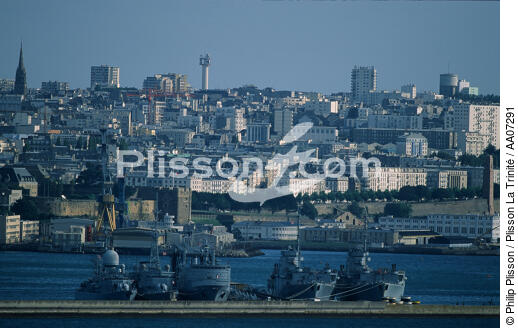 Bateaux militaires dans le port de Brest. - © Philip Plisson / Plisson La Trinité / AA07291 - Nos reportages photos - Marine nationale