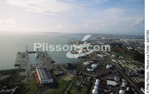 Port de commerce à Brest. - © Philip Plisson / Plisson La Trinité / AA07293 - Nos reportages photos - Rade de Brest
