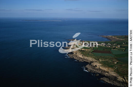 La pointe Saint-Mathieu et l'archipel de Molène au second plan. - © Philip Plisson / Plisson La Trinité / AA07300 - Photo Galleries - Saint-Mathieu