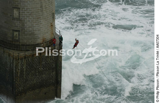 La relève à Kéréon. L'envol des gardiens funambules. - © Philip Plisson / Plisson La Trinité / AA07304 - Photo Galleries - French Lighthouses