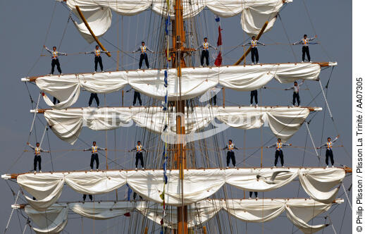 Le Navire mexicain, Cuauhtemoc finit sa descente de la Seine lors de l'Armada 2003. - © Philip Plisson / Plisson La Trinité / AA07305 - Photo Galleries - Three masts