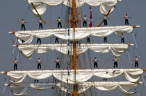 Le Navire mexicain, Cuauhtemoc finit sa descente de la Seine lors de l'Armada 2003. © Philip Plisson / Pêcheur d’Images / AA07305 - Nos reportages photos - Armada [L']