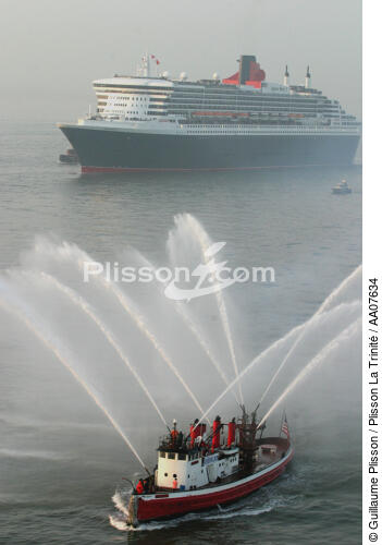 Arrivée du Queen Mary II à New-York. - © Guillaume Plisson / Plisson La Trinité / AA07634 - Photo Galleries - Fireboat
